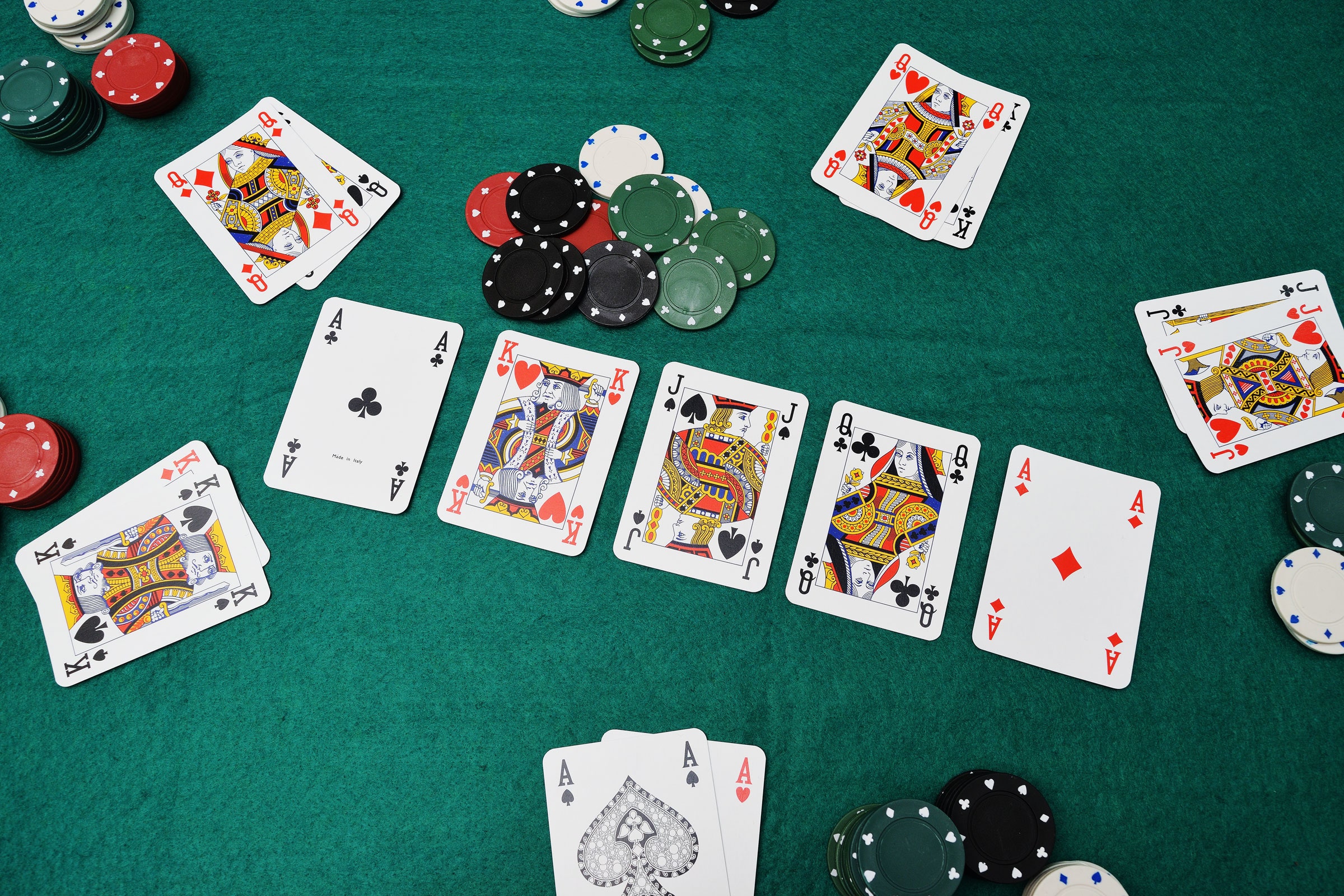 Những quy luật game poker online tại nhà cái 8DAY bạn nên biết